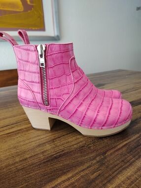 Swedish Hasbeens Zip It Emy Clog Bootie Wood Heel Pink Croc 37 7